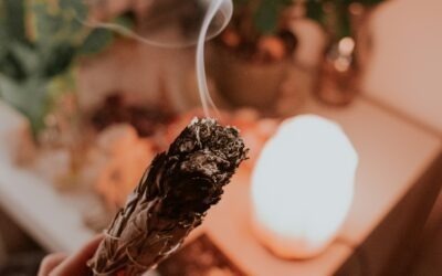 So räucherst du richtig: Kleine Rituale mit großer Wirkung